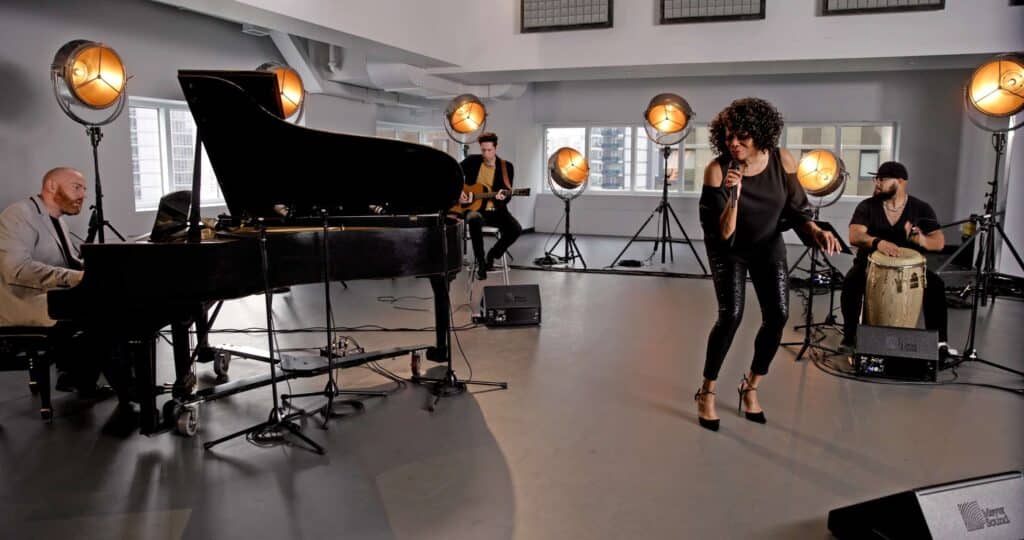 Norwegian Cruise Line reúne a galardonadas estrellas de Broadway para el episodio "EMBARK NCL Spotlight" Norwegian Cruise Line reúne a las galardonadas estrellas de Broadway para el episodio "EMBARK NCL Spotlight" | 15