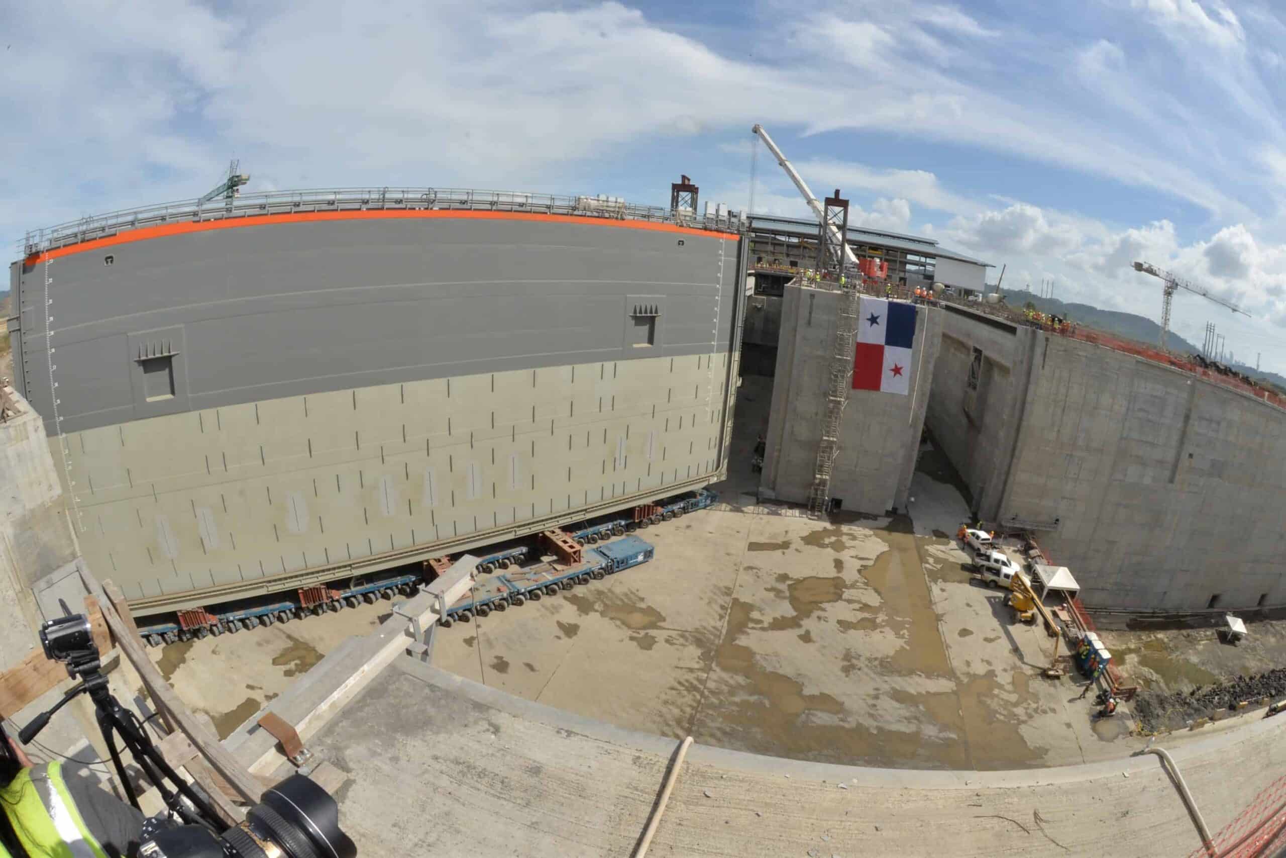 Actualización de la expansión del Canal de Panamá: primera puerta instalada en las nuevas esclusas del Pacífico