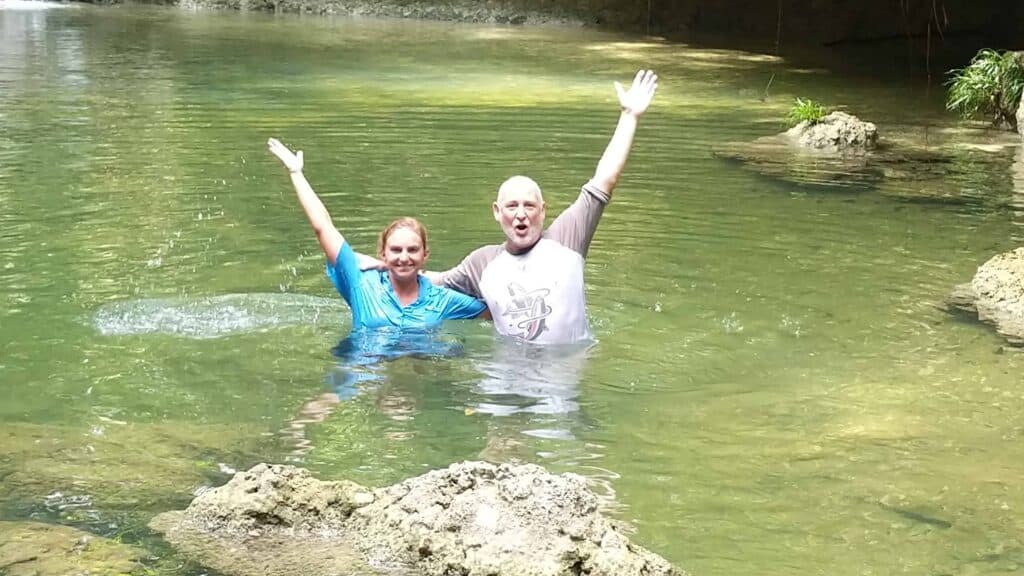 El capitán Andrea Kosto del Safari Voyager y el director ejecutivo de UnCruise, Dan Blanchard