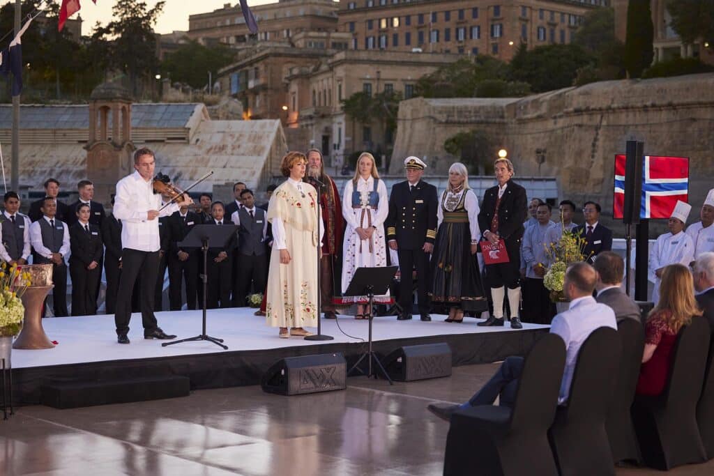 Viking Mars nombrado oficialmente por la condesa de Carnarvon del castillo de Highclere |  10