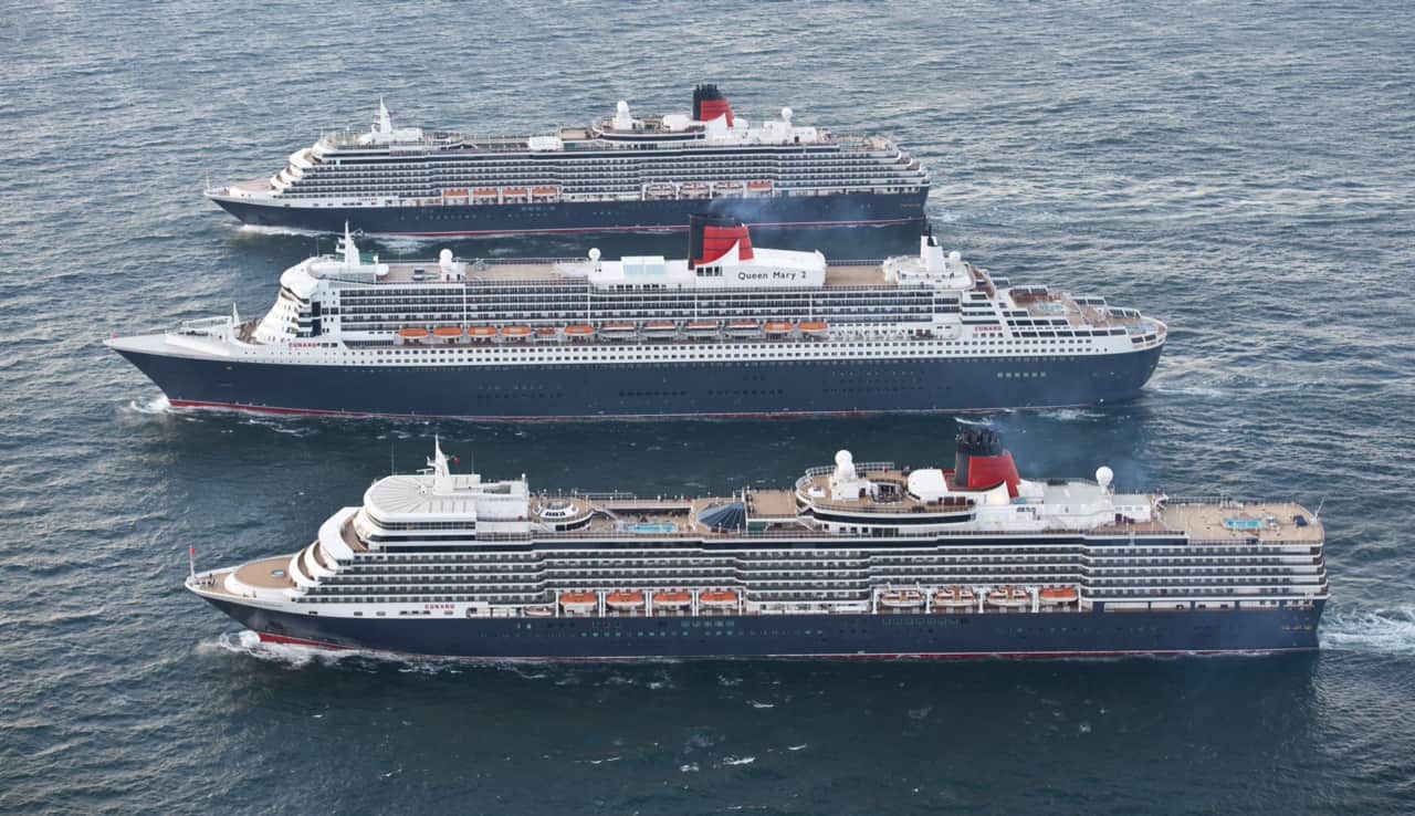 Las tres reinas de Cunard celebran el nacimiento real con los silbatos de los barcos (bocinas de niebla) que suenan al mediodía