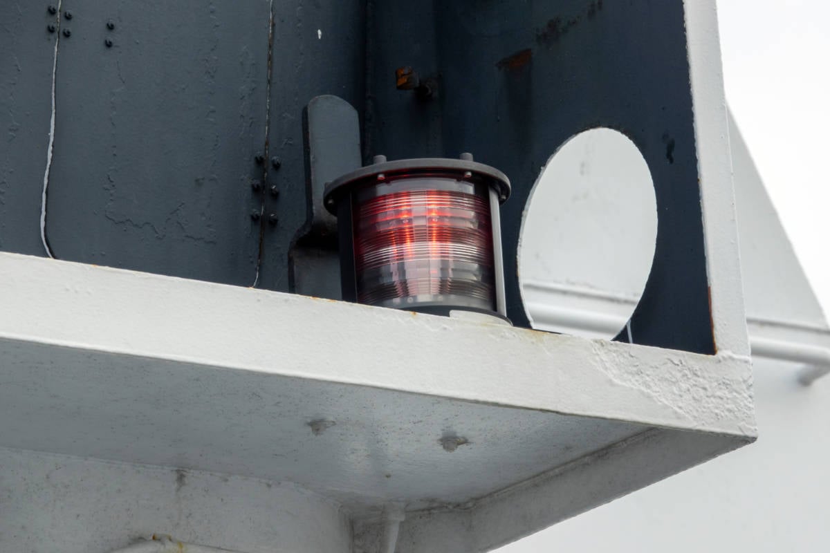 Luz lateral del puerto rojo en el barco